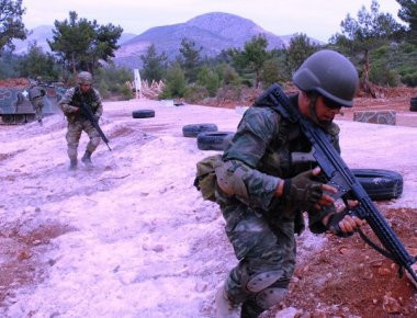 «Προχωρώ και πυροβολώ, ξαναγεμίζω και συνεχίζω» - Φωτό από τις ασκήσεις Τακτικής Χρησιμοποίησης Οπλισμού στη Χίο